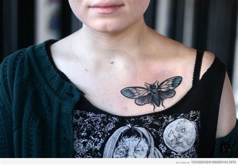 tattoo entre los senos|Tatuajes para mujeres en el PECHO: 30 diseños ATREVIDOS y。